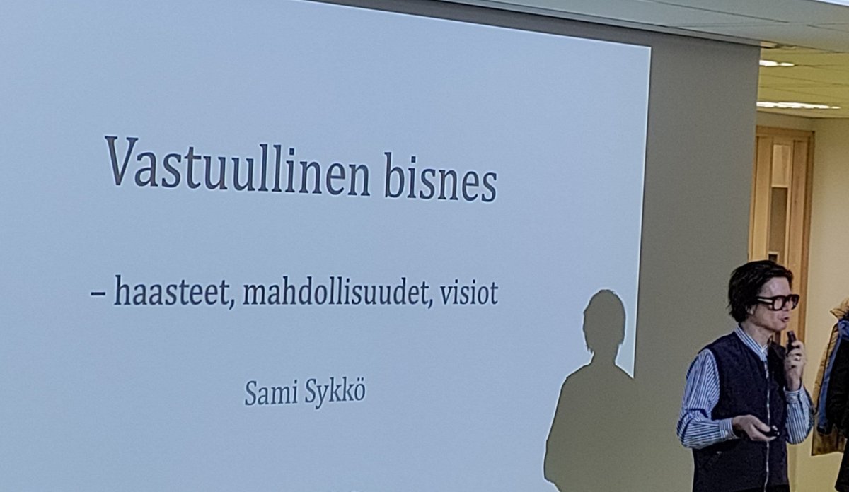 Sami Sykkö puhuu muodista ja vastuullisuudesta Päijät-Hämeen Yrittäjien tilaisuudessa. Trendi: Brändien jälleenmyyntimyymälät lisääntyvät!  <a href="/LABfinland/">LABfinland</a> #PHyrittajat #vastuullisuus #muoti