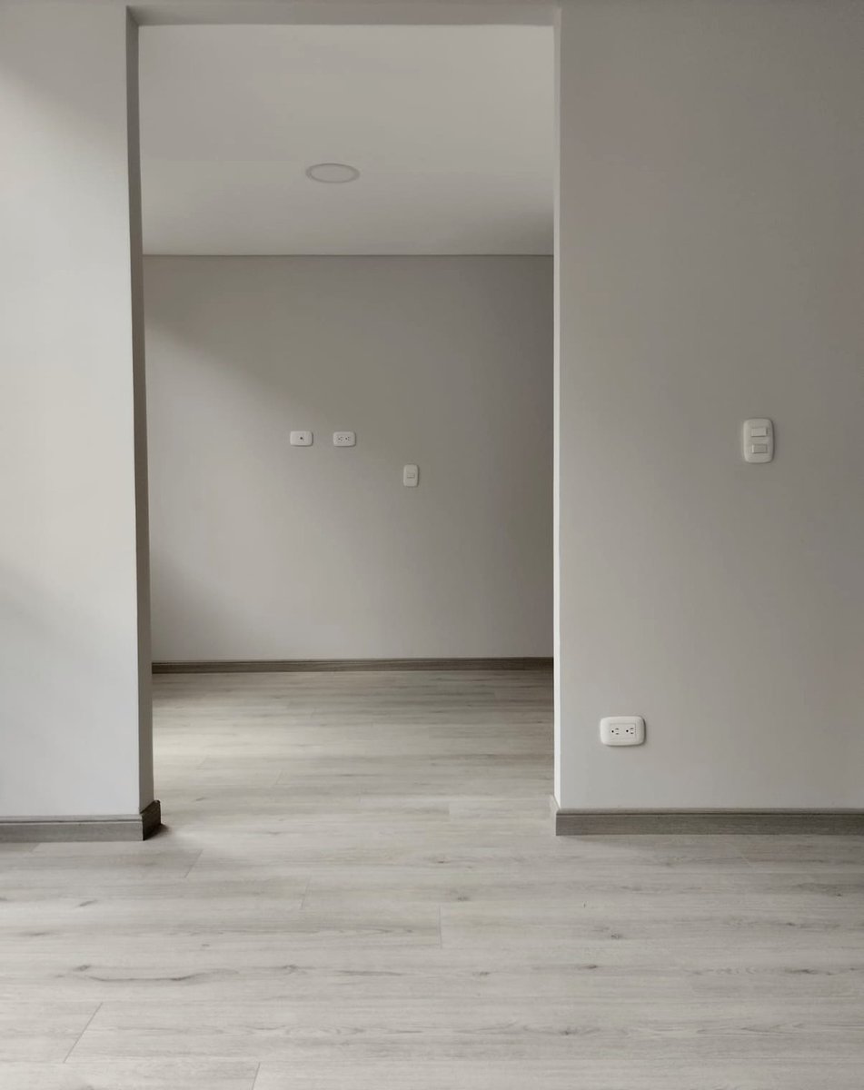 MaderPremium's tweet photo. El piso laminado a sido tendencia en las ultimas décadas, ecológico con el medio ambiente , muy cómodo reduce el frio del area y da una calidez en tu hogar 🍃😌

#diseñodeinteriores #pisos #pisolaminado #tuhogar #ecologico https://t.co/Lc4bksd1Il