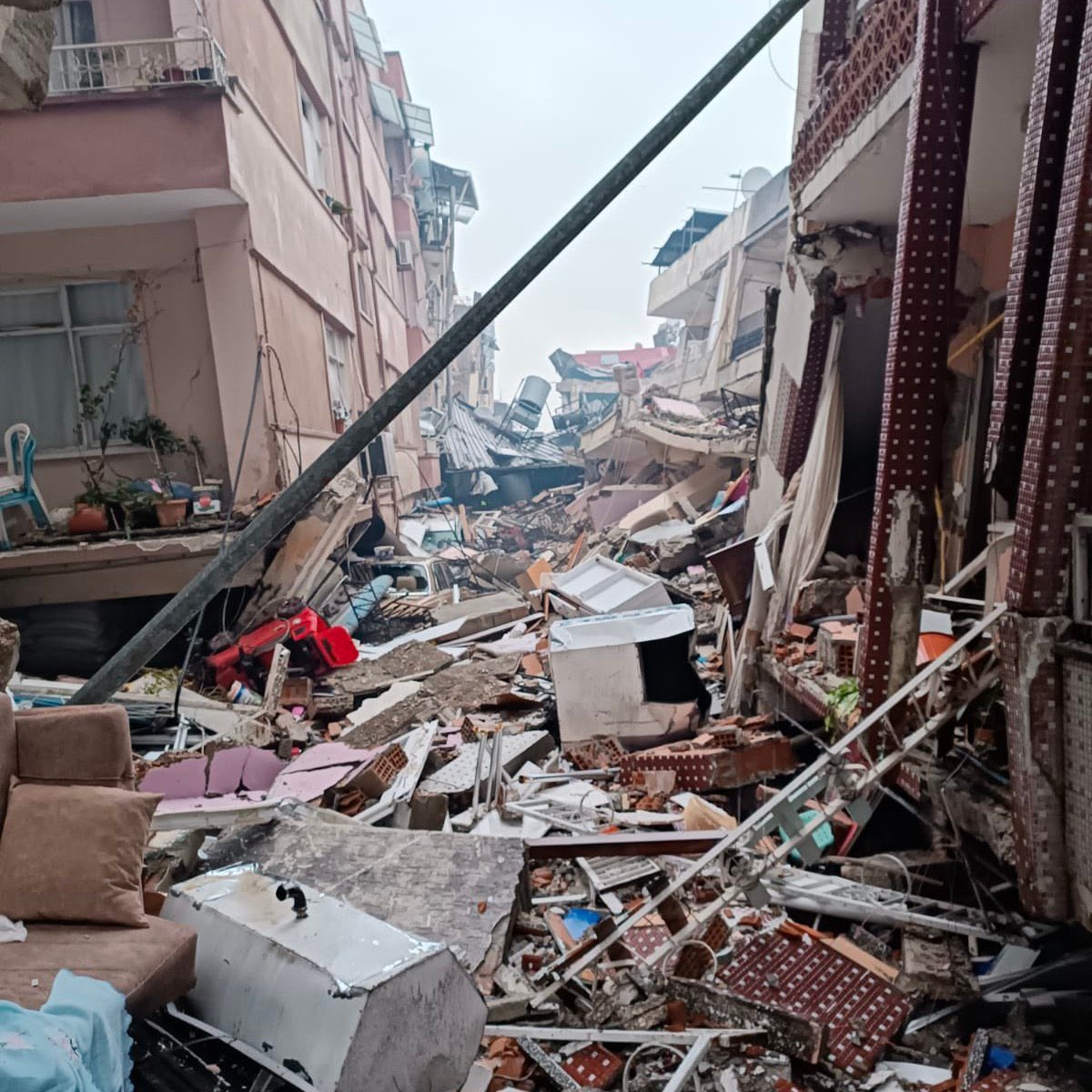 IMPORTANT PLEASE READ AND SHARE 48 hours have passed since the earthquakes and there are still people trapped under the rubble and there are still aftershocks. 10 cities affected by the earthquake and many cities affected by it are completely destroyed, +