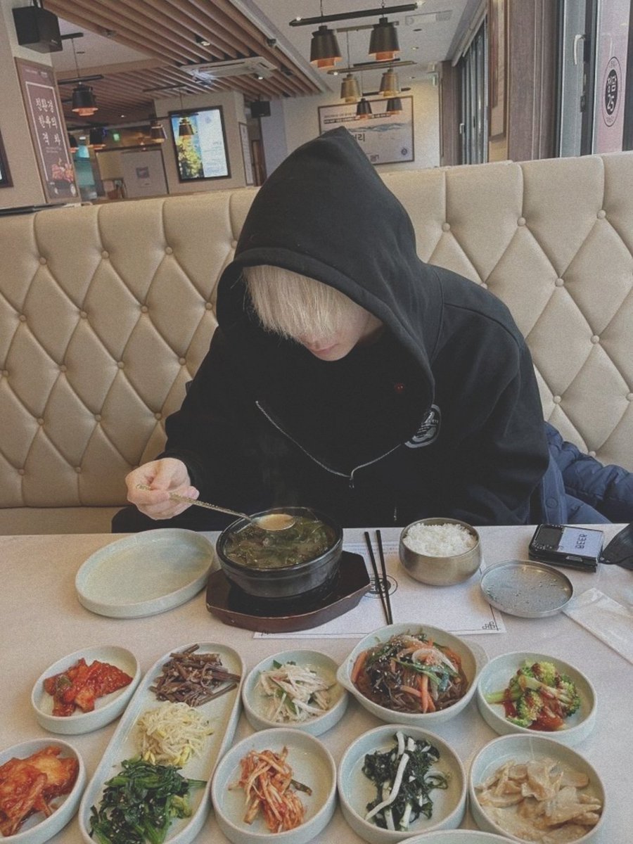 ISUPJW98's tweet photo. 1095th day 🥂 (oo binilang ko yun) https://t.co/BNnOTQXPLb