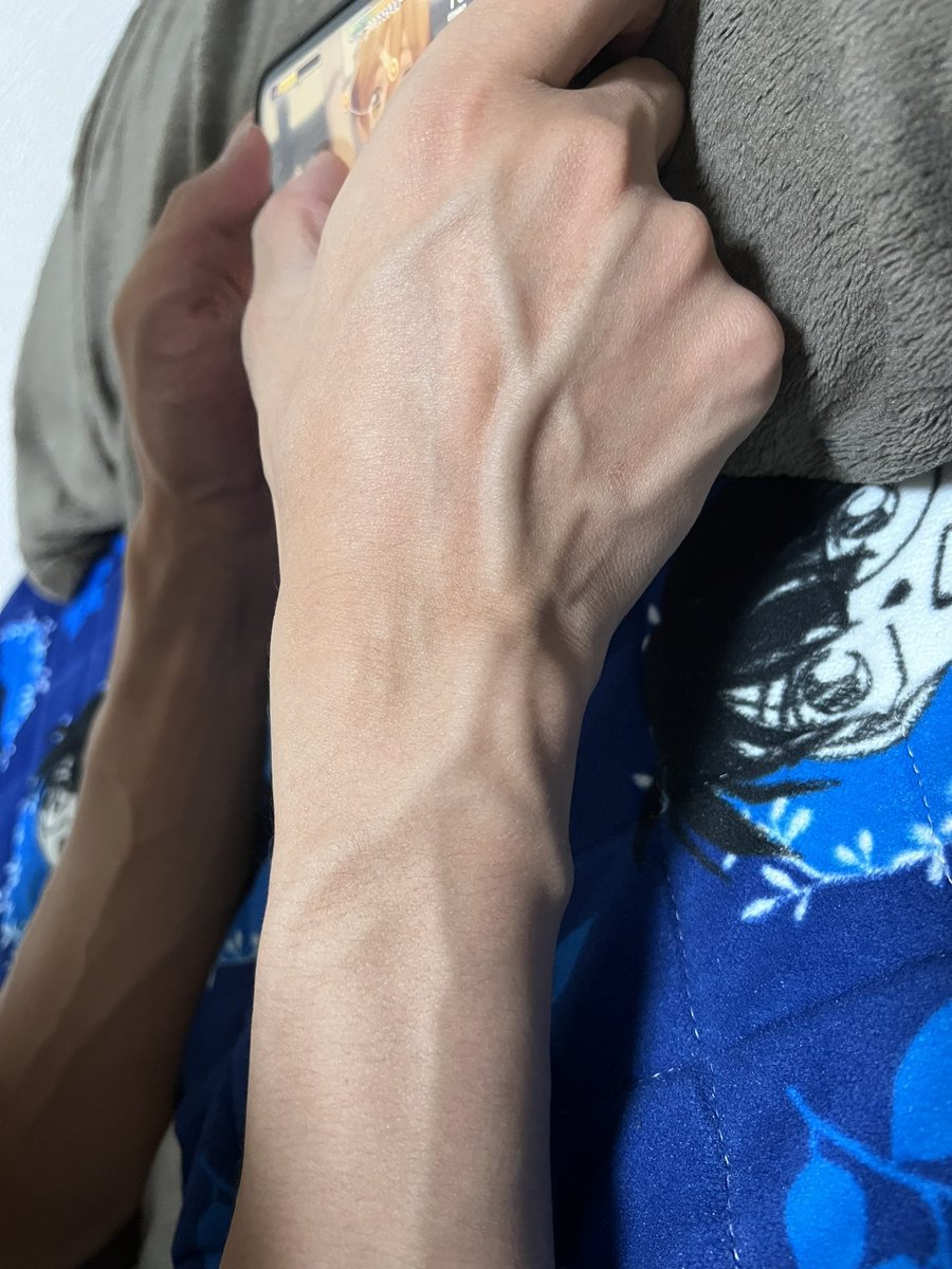 datenandesu2's tweet photo. 前のツイート(1年以上前のツイート)で色々あって付き合うことになったんだけど、ぼくの彼氏の手見て！キレイ！！
血管と手フェチのぼくからしたらたまらんらん！！ https://t.co/jGluIquQ2p