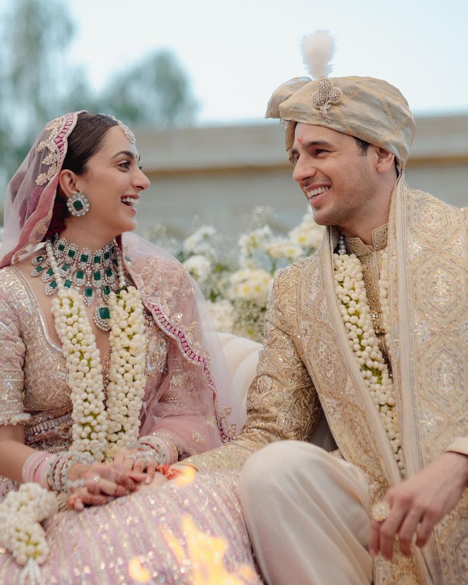 showtimeeventz's tweet photo. And they are married!😍🫰
Congratulations to the happy couple♾
#SidharthMalhotra #KiaraAdvani #couple #CouplesGoal #jaisalmerairport #showtimeevent #SidharthKiaraWedding #SidKiaraWedding #SidKiara #kiaraadvaniwedding https://t.co/R8akMNRMvi