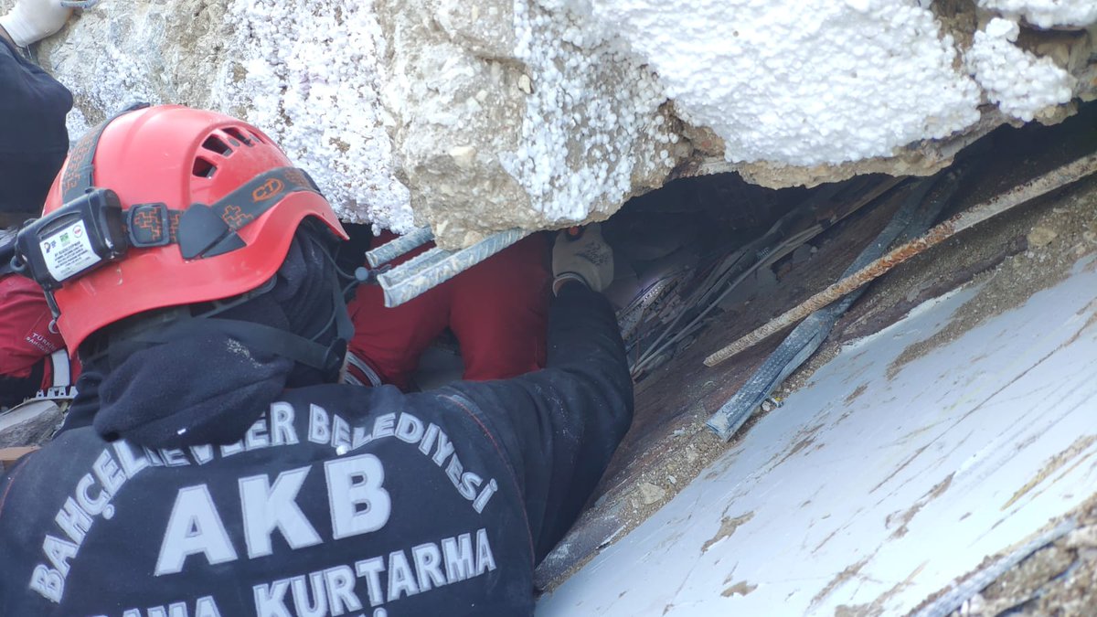 onurcemd's tweet photo. @BabalaTv @AFADAdiyaman @AFADBaskanlik ❗SES VAR TEYİTLİ, GÜNCEL BİLGİ ALINDI.

⚠️Odabaşı Mah. Atatürk Cad. Defne Sok. Akademi Hastanesi Karşısı Süleyman Mutlu Apartmanı

🚨 Sağlık ekibi-Destek ekip-Vinç gönderin, enkaz altında 30dan fazla insan var
@BabalaTv @DepremDairesi @haluklevent @ahbap #hataydeprem @AFADHatay https://t.co/9tcltN7xOv