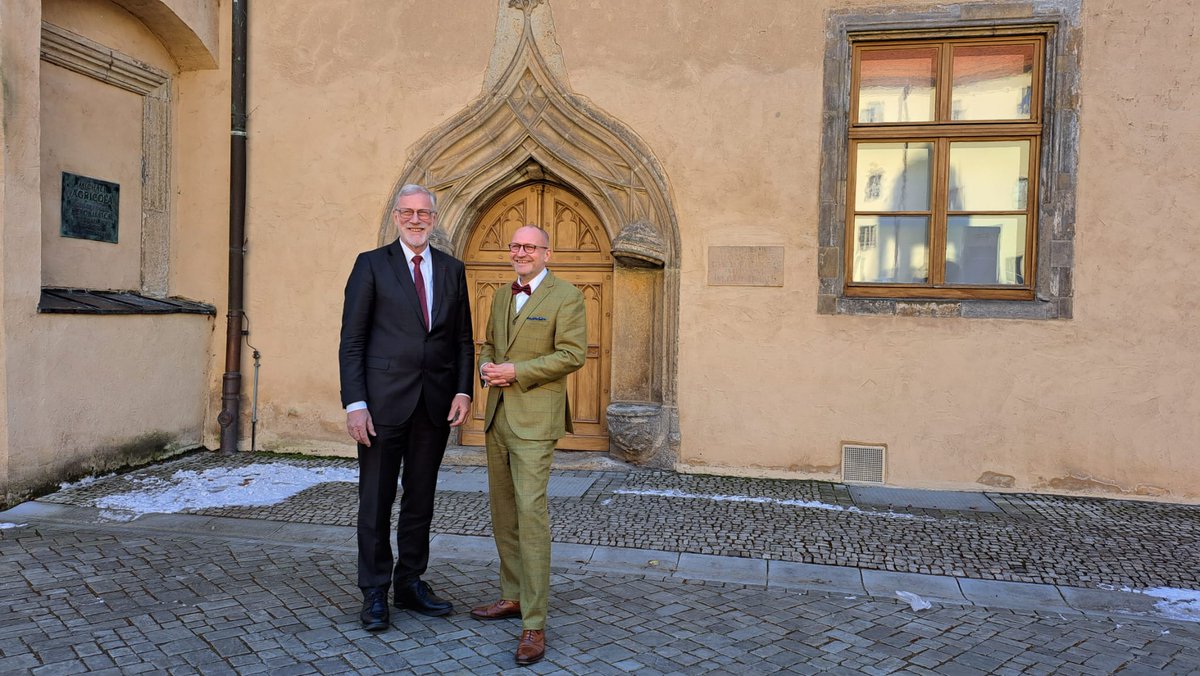 Sachsen-Anhalt (@sachsenanhalt) on Twitter photo Herzlich Wilkommen! Kulturminister #Robra hat im Lutherhaus der @lutherstadt Wittenberg den neuen Direktor der #LutherMuseen, Thomas Müller, begrüßt. Er sieht die Stiftung bei ihm "in guten Händen". #KulturLSA <a href="/molitura/">Thomas T. Müller</a> Herzlich Wilkommen! Kulturminister #Robra hat im Lutherhaus der @lutherstadt Wittenberg den neuen Direktor der #LutherMuseen, Thomas Müller, begrüßt. Er sieht die Stiftung bei ihm "in guten Händen". #KulturLSA <a href="/molitura/">Thomas T. Müller</a>