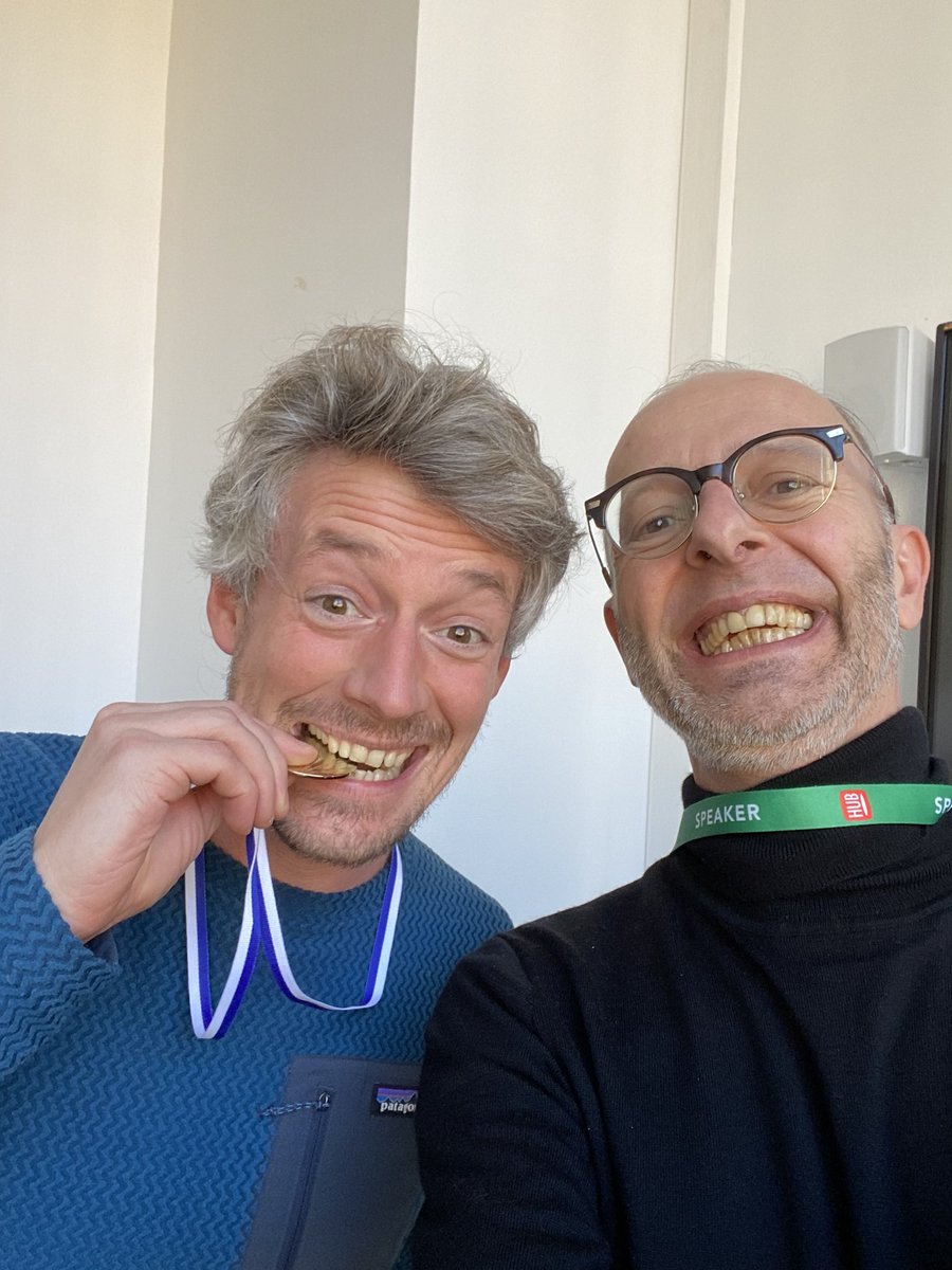 VincentMontet's tweet photo. #GoGoGo remise de la médaille #Echampion au @MBADMB @EFAP_ @HUBInstitute #mbadmb #transfonum #marketingdigital à @ArnaudPioger dans la catégorie #Articlequidéchire 👏👏👏😘 https://t.co/ksY1Cu0rTg