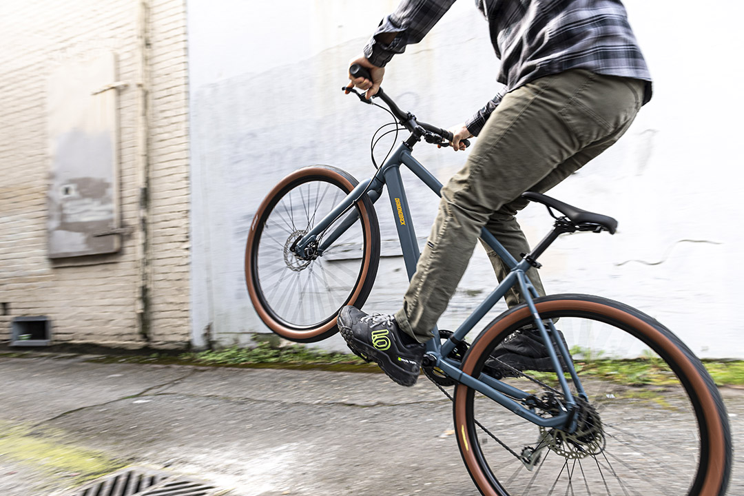 Diamondbackbike's tweet image. Do you constantly look for city features to hit with bike tricks? Us too. That's why our city bikes are built to add zest to your commute. Check out the Metric and Division, all on sale now.

#ridemore #driveless #citybike #urbanmtb #kidsbike #bikesale