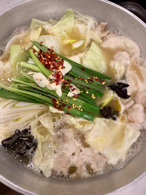 一瀬由梨プロだあ!本物の裏セレブだあ!存在してたあ!実物、めちゃくちゃ綺麗だって!元々は、わしが一度は食べてみたいと話していた「もつ鍋」を、黒木さんの銭で食べる会だったんだけど。フェリス卒のセレブが、モツなんか食うのかな思ったら、鍋をおかわりしてた。 