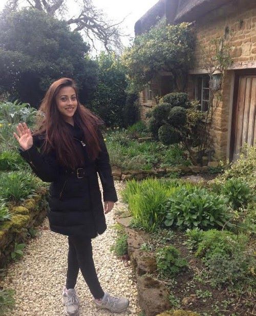 An actress at Secret Cottage, can any of you name her? Book at secretcottagecotswoldtours.co.uk
#garden #gardening #davidaustinroses #cotswoldgarden #cottagegarden #horticulture #englishrose #wildgarden #gardeninspiration #thatch #thatchedcottage #thatchedroof #actors #actresses