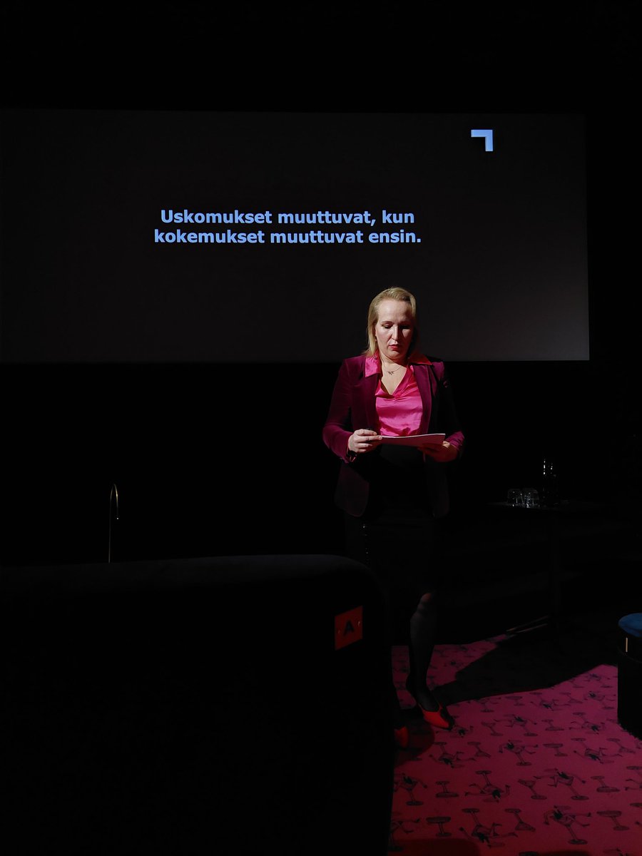 Luottamusta ei rakenneta käskien, vaan kokemusten kautta. Luottamusbarometrit julkishallinnon osalta näyttää alaspäin. Turha kauhistella, tartutaan toimeen!
Toisten kuunteleminen ja ymmärtäminen on avainasioita. Inspiroiva puheenvuoro <a href="/MinnaHelle/">Minna Helle</a> ja huima seminaari <a href="/DrumComms/">Drum</a>!