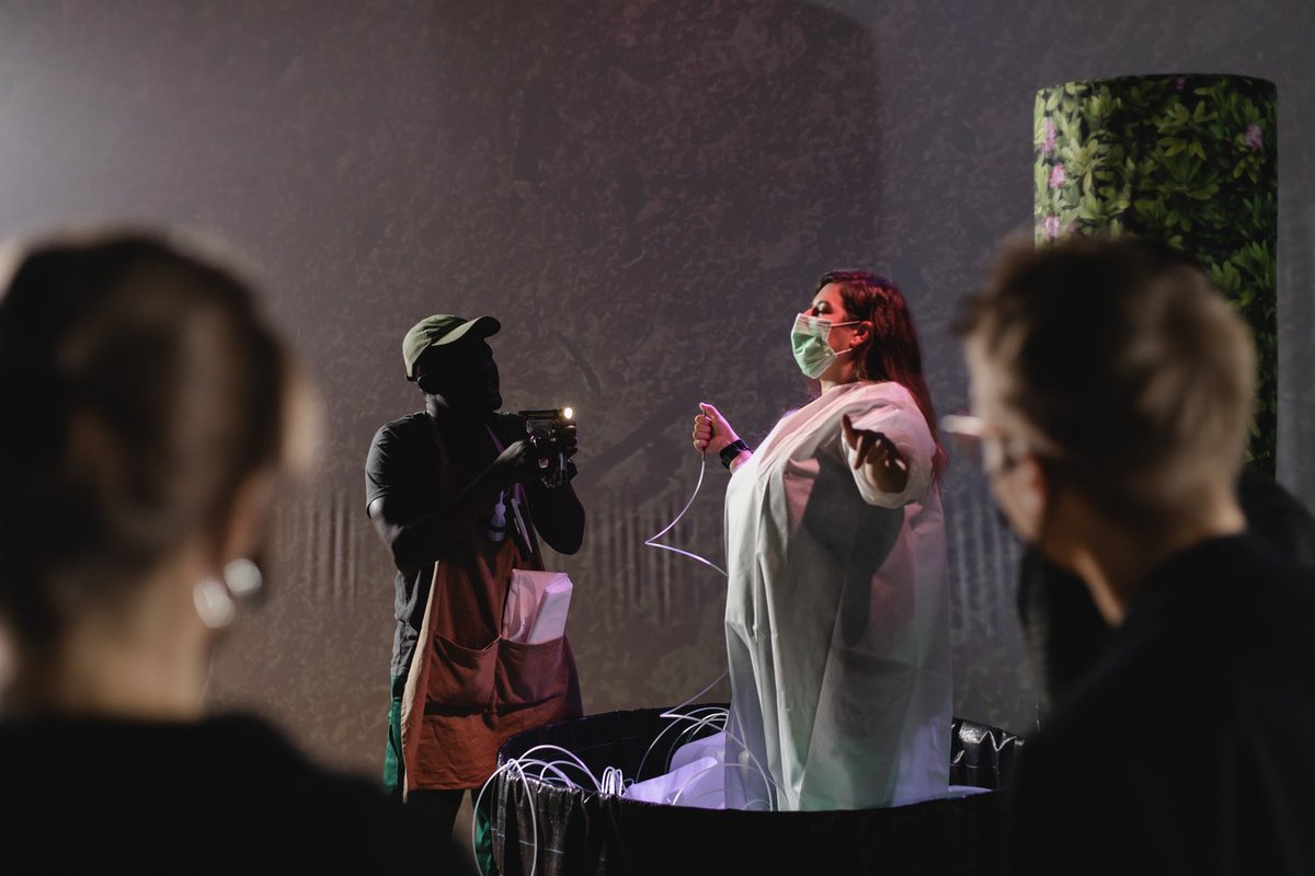 Was machen Schauspielende im #Museum?! Wie funktioniert die Verbindung zwischen #Ausstellung und #Theater? Was wir aus unseren Erfahrungen während der Ausstellung "SUPER - Die zweite Schöpfung" mitnehmen konnten, findest du in unserem #Blog: mfk.ch/austauschen/bl…