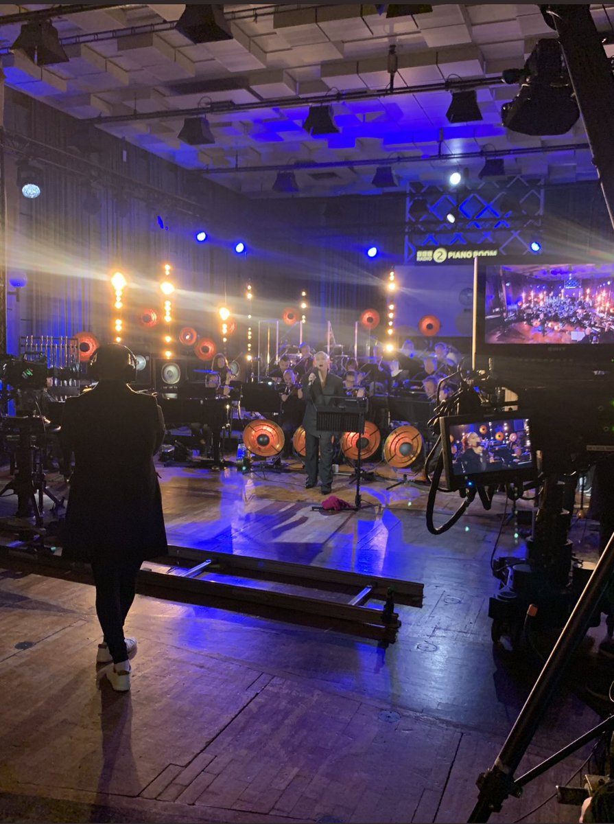 aaronjam3s's tweet photo. @BBCRadio2 Piano Room with @raye https://t.co/YgieHoJTVe