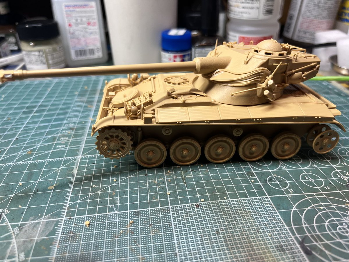 zakirin2000's tweet photo. AMX13基本組み立て終わりました(๑•̀ㅂ•́)و✧
いやぁキャンバス取り付けたことにより砲の俯角仰角取れなくなったのは悲しいですけど仕方ないです😭😭
塗装に入ります
#TAMIYA
#amx13-57 https://t.co/47vCKWmWNo