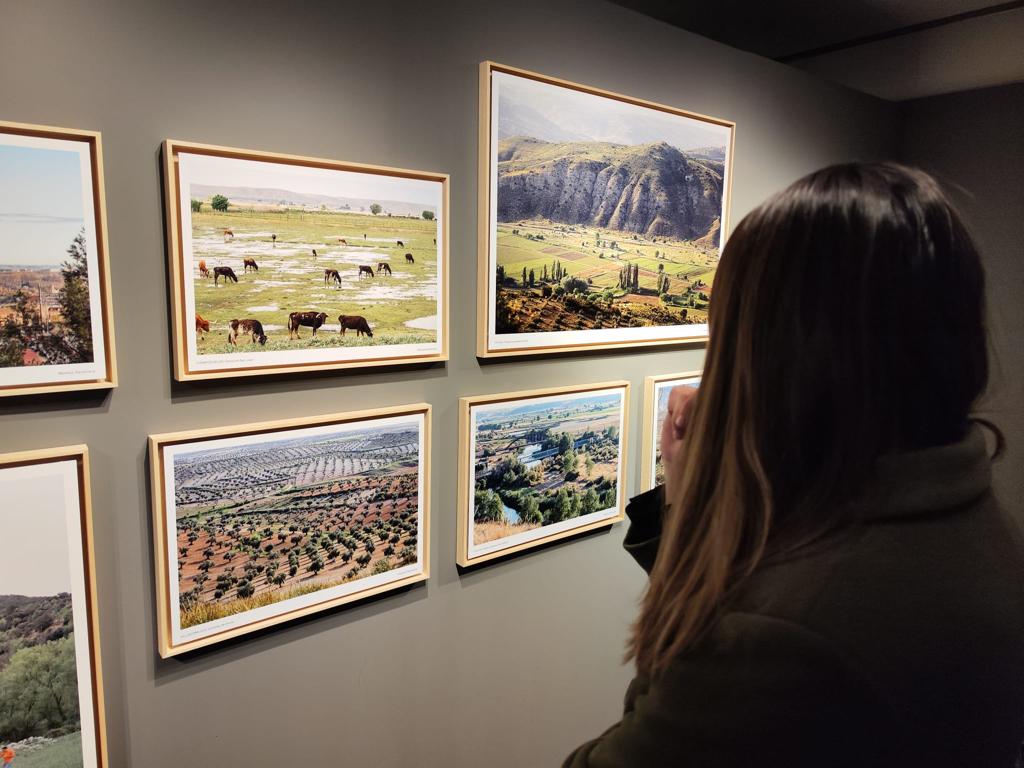 🔴 Sandra Pérez, concejala del Ayuntamiento de Ciempozuelos, estuvo ayer en la inauguración de la exposición 'Región. Paisaje, fotografía y patrimonio' en la que está representada Ciempozuelos gracias a las imágenes de la fotógrafa Montse Zamorano. 

comunidad.madrid/cultura/patrim…