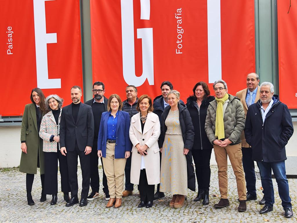 AytCiempozuelos's tweet photo. 🔴 Sandra Pérez, concejala del Ayuntamiento de Ciempozuelos, estuvo ayer en la inauguración de la exposición 'Región. Paisaje, fotografía y patrimonio' en la que está representada Ciempozuelos gracias a las imágenes de la fotógrafa Montse Zamorano. 

https://t.co/ehbrUjo3yU https://t.co/Igtjv867Qg