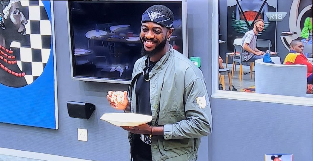 sabiradioonline's tweet photo. Yemi gave his cookies to Nelisa,Jenni,Juicy, Blaqboi,Ipeleng Tsatsii, Kanaga, Blue Aiva and Khosi.

Juicy Jay gave his cookies to Juicy Jay Gave His Cookie To Olivia, Yemi, Marvin, Yaya and Yvonne. #bbtitans https://t.co/3WkUSNFAFU