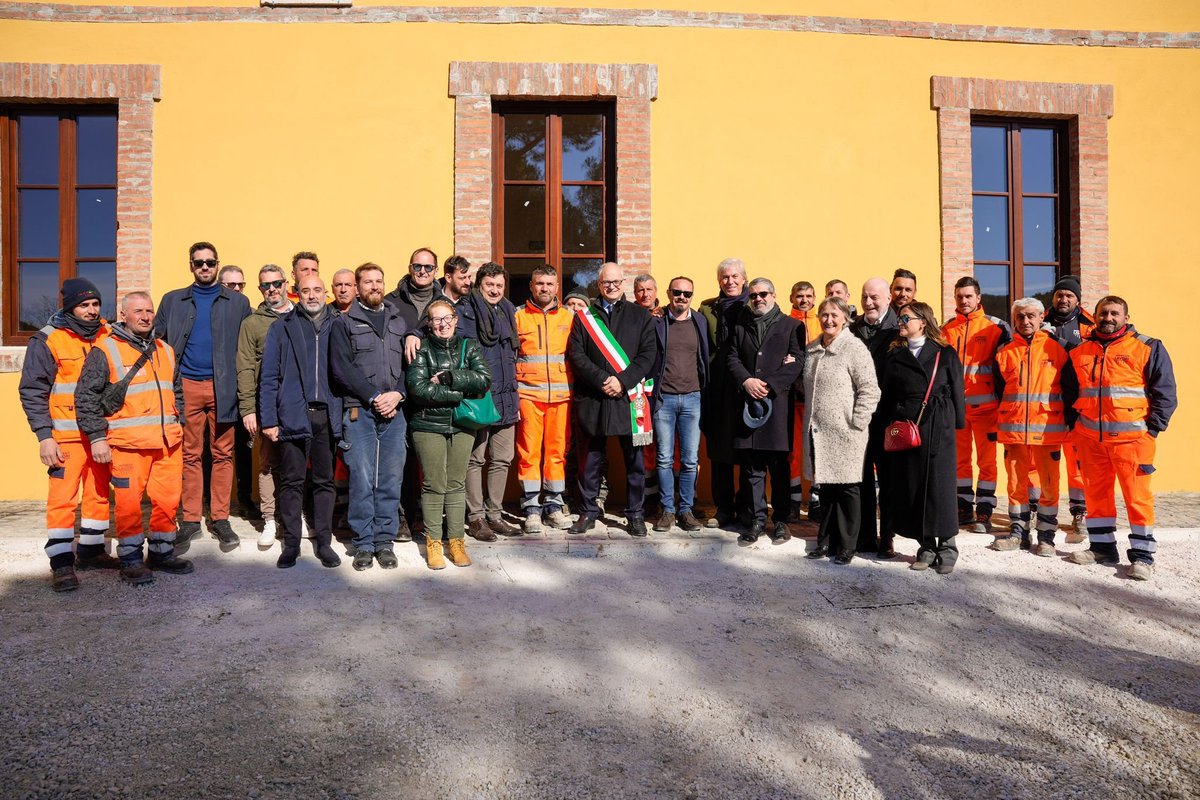gualtierieurope's tweet photo. Dopo tanti anni di attesa, oggi inauguriamo e restituiamo ai cittadini, completamente ristrutturati, gli storici casali del #BorghettoSanCarlo a ridosso del #ParcodiVeio. #Roma si arricchisce così di un nuovo #parcoagricolo e di nuovi spazi aperti a tutti▶️https://t.co/ZDmltkTOcJ https://t.co/HsuFlXYwh9
