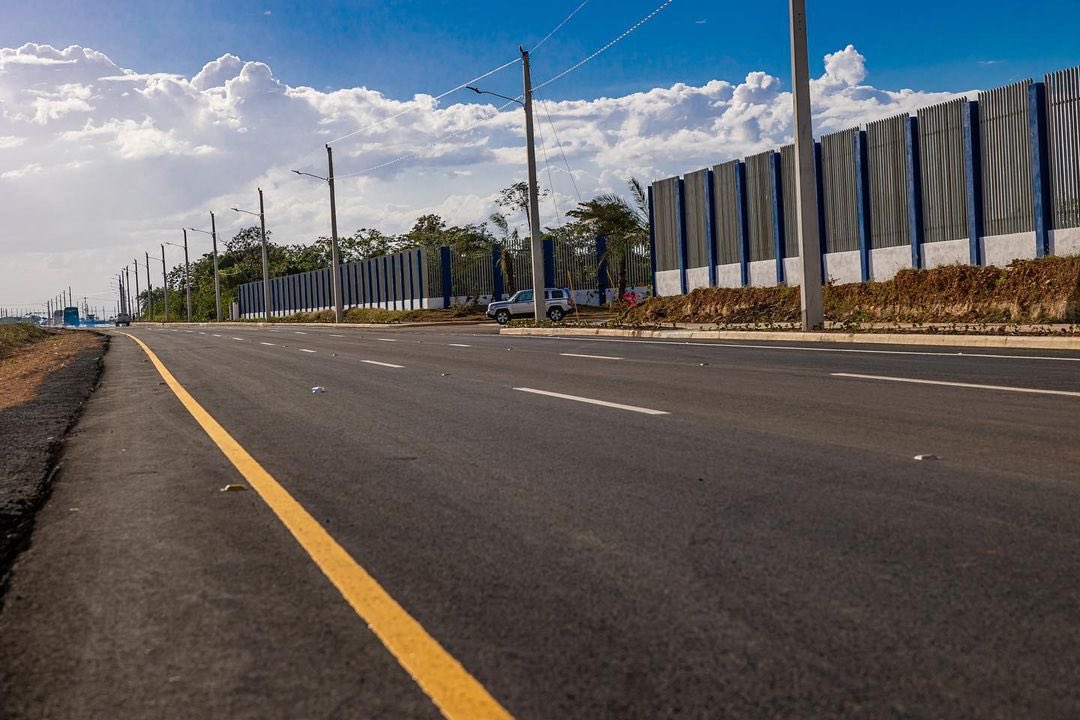 El director general de  BN y CEA, Rafael Burgos Gómez, acompañó al presidente <a href="/luisabinader/">Luis Abinader</a> y al ministro de @mopcrd, señor <a href="/DeligneAB/">Deligne Ascención</a>, en la inauguración de la primera etapa de uno de los proyectos viales más importantes de SDE, la extensión de la Avenida Ecológica Tramo 1-A.