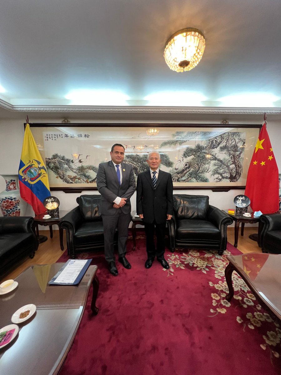 hcastanierj's tweet photo. Fuimos recibidos en la @EmbajadaChinaEc por el Embajador de la República Popular China Chen Guoyou para establecer los nexos de cooperación con el @BDEcuadorBP para ejecutar proyectos de la ruta #EcuadorEnDesarrollo https://t.co/le7pJjAEju