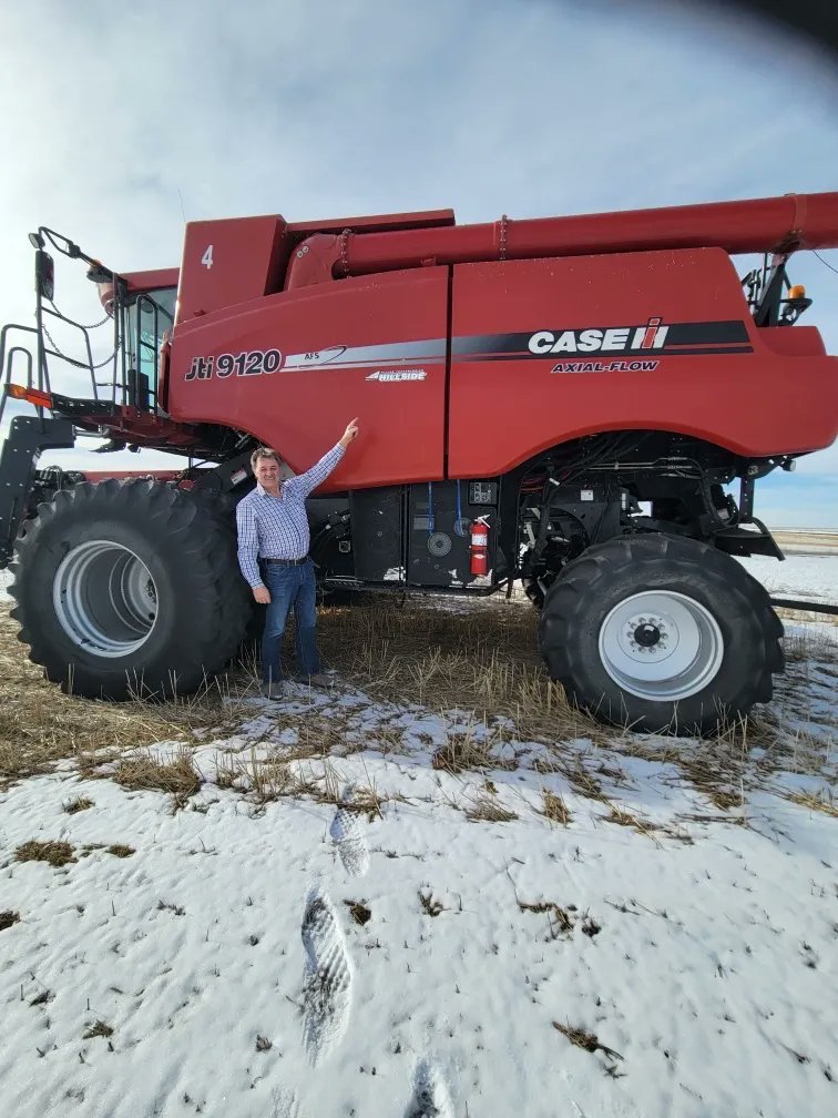 📍 Washington

Murray couldn't help stopping to take a photo with a hillside combine during his travels. 

You know what they say... you can take a man out of the prairies, but you can't take the prairies out of the man! 🌾