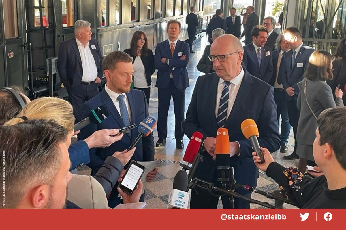staatskanzleibb's tweet photo. 1/3 Beim 5. 🇩🇪🇵🇱 Bahngipfel in Potsdam macht MP #Woidke heute weiter Druck für bessere Bahnverbindungen nach Polen. Klare Forderungen zum schnellen Ausbau der #Ostbahn gehen in Richtung Bund: "Brandenburg &amp; Berlin können das nicht allein stemmen. Wir erwarten da Rückendeckung!" https://t.co/IcDaRT8Aqa
