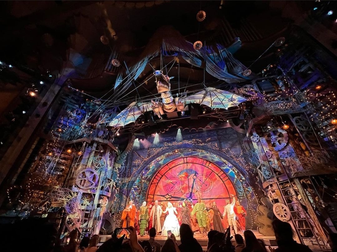 wickedupdate's tweet image. (trying not to scream)

Michelle Yeoh went to see Wicked! 🔮💚