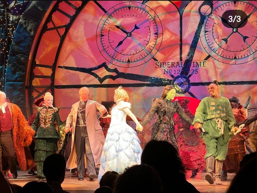 wickedupdate's tweet image. (trying not to scream)

Michelle Yeoh went to see Wicked! 🔮💚