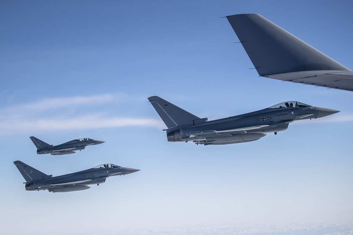 SHAPE_NATO's tweet image. Air-to-air refueling extends the range, and time in the air, of #NATO Allied Aircraft. In doing so we are #ShieldingTheSkies to protect Allied populations. Find out more here: ow.ly/1rtP50MMjcL

#airshielding #Luftwaffe @Team_Luftwaffe @NATO_AIRCOM #DeterandDefend