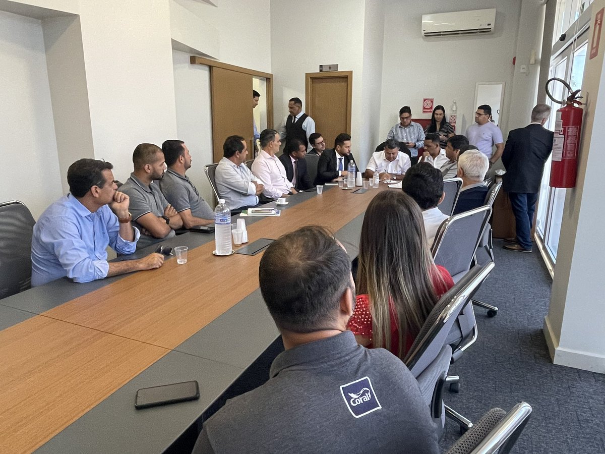 cdldepalmas's tweet photo. A CDL Palmas, juntamente com lojistas da quadra 104 sul, estiveram reunidos, nesta manhã, com o presidente da Câmara de Vereadores, Ver. Folha. Durante a conversa, foram apresentadas solicitações dos lojistas sobre os estacionamentos, que nos últimos dias, foram alvos de + https://t.co/StAj51lDY3