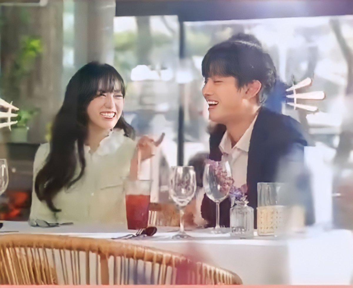 tsuby21's tweet photo. When they still block the whole world around them every time they’re next to each other 🥹🥹🫠🫠😍😍

##HyoJeong 🔒 🤍🤍 https://t.co/WwSJFyiBsW