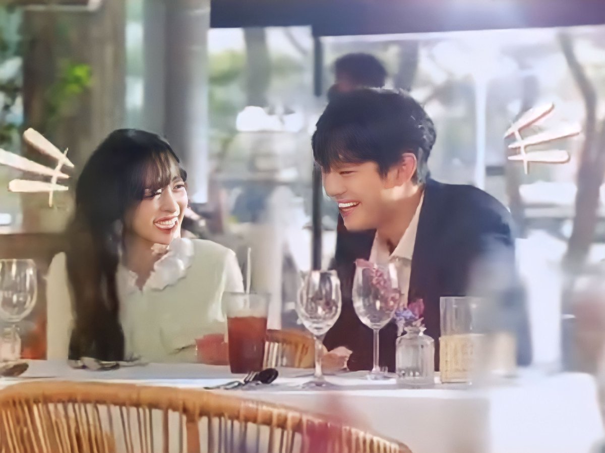 tsuby21's tweet photo. When they still block the whole world around them every time they’re next to each other 🥹🥹🫠🫠😍😍

##HyoJeong 🔒 🤍🤍 https://t.co/WwSJFyiBsW