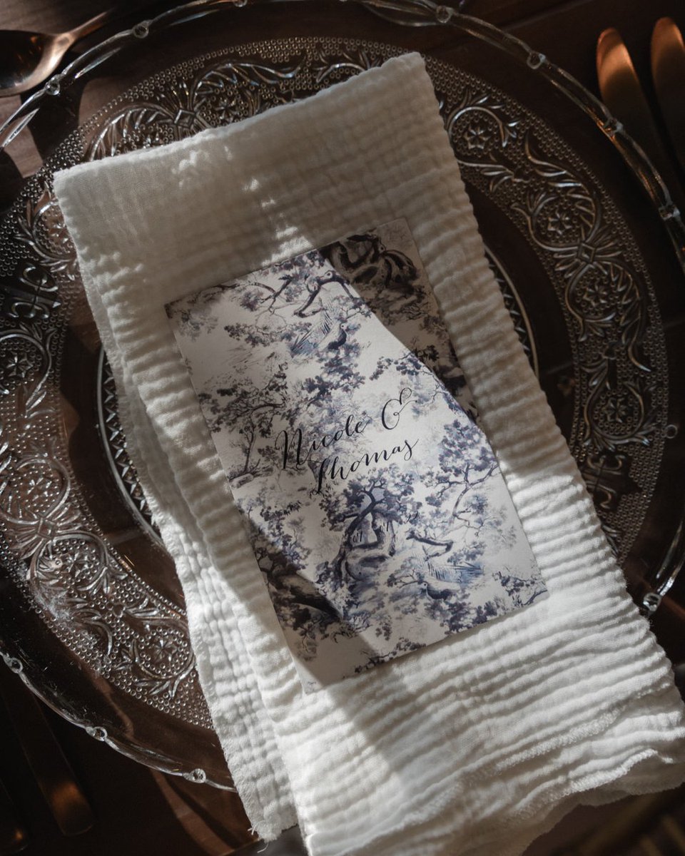 JdnPaper's tweet photo. Nos encanta el resultado de la #papeleríadeboda que diseñamos y produjimos para el enlace de Nicole &amp; Thomas bajo la dirección creativa de @palomacruzwp inspirada en los Toile de Jouy de Dior ¿y a vosotras?

✍🏻 @jdnpaper
📋 @palomacruzwp
📷 @pacoandaga
 🌻@eljardindelcabo
 🏰@ca https://t.co/3AE7KpRS1j