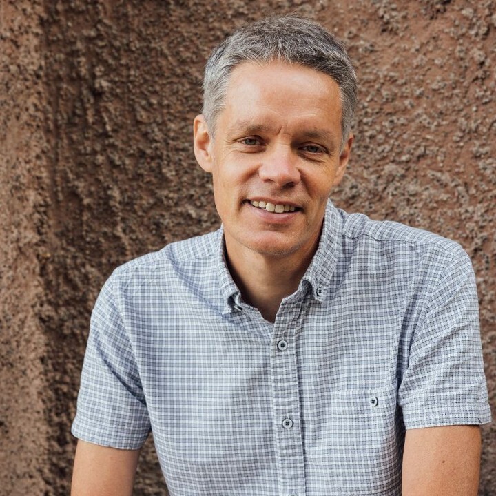 uppsalabok's tweet photo. Onsdagen 15/2 kl. 17.00 får Uppsala Bokhandel besök av Ulf Danielsson, en av Sveriges viktigaste röster när det kommer till att nå ut med vetenskap till en bredare publik, för ett samtal om arbetet med den nya boken Handbok för medborgare i universum. Antalet sittplatser är … https://t.co/dnLNJPBEUC