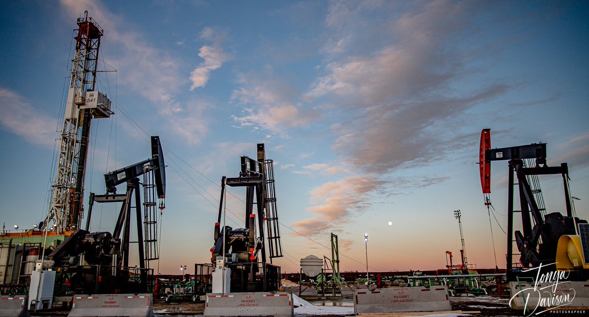 TonyaDavisPhoto's tweet photo. Sunrise with full moon on an Alberta drilling rigsite.
In Spirit River AB Canada area.
#drillingrig #albertaoilfield #albertaoilandgas #sunrisephotography #pumpjacks #albertaphotographer #oilfield #fullmoon https://t.co/yZvZY1b2kL