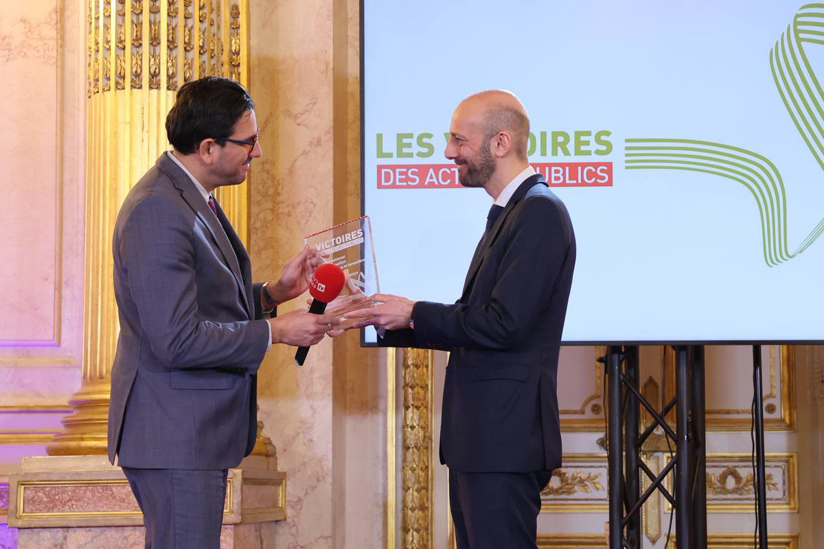 Cet après-midi, j'étais présent aux Victoires d'<a href="/acteurspublics/">acteurs publics</a> pour mettre à l'honneur l'innovation publique.

Nous devons développer ensemble cet esprit d'innovation pour faire face aux grandes transitions.

Félicitations à <a href="/IGNFrance/">IGN France</a> &amp; à <a href="/sorianotech/">Sébastien Soriano</a> à qui j'ai remis le prix.