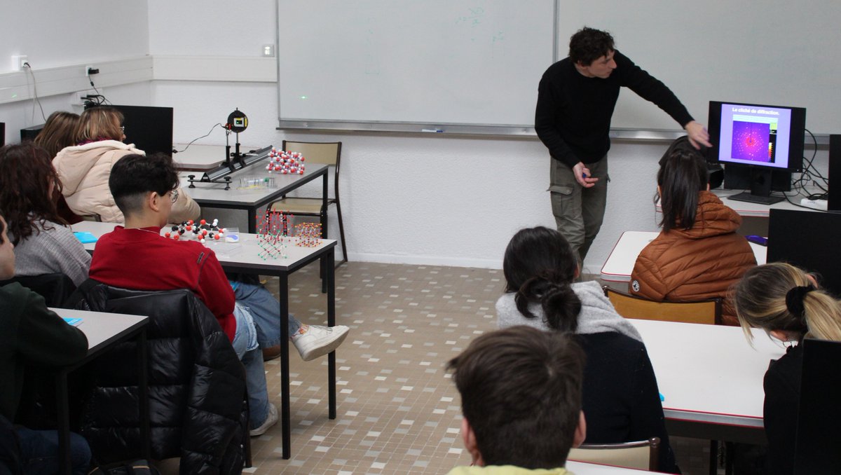 EoesFrance's tweet photo. Comment analyser la structure d'un #cristal?
C'est le troisième atelier scientifique auquel ont pu assister les 36 candidats sélectionnés aux épreuves pratiques du #concours EOES. Merci à Benoit Guillot, #enseignant #chercheur au laboratoire @CRM2_CNRS_UL @FstNancy https://t.co/RkGvzUudfk
