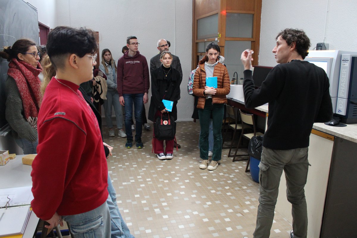 EoesFrance's tweet photo. Comment analyser la structure d'un #cristal?
C'est le troisième atelier scientifique auquel ont pu assister les 36 candidats sélectionnés aux épreuves pratiques du #concours EOES. Merci à Benoit Guillot, #enseignant #chercheur au laboratoire @CRM2_CNRS_UL @FstNancy https://t.co/RkGvzUudfk