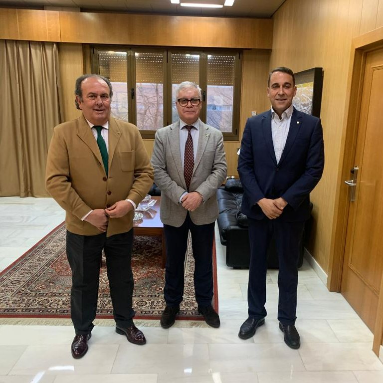 CajaRuralEx's tweet photo. El presidente de @CajaRuralEx, Urbano Caballo, y el director general, Juan Palacios, se han reunido hoy con el nuevo rector de la @infouex, Pedro Fernández. La Caja se ha puesto a disposición del Rectorado para colaborar en iniciativas de interés para los jóvenes extremeños https://t.co/4IvMpv1Q9b