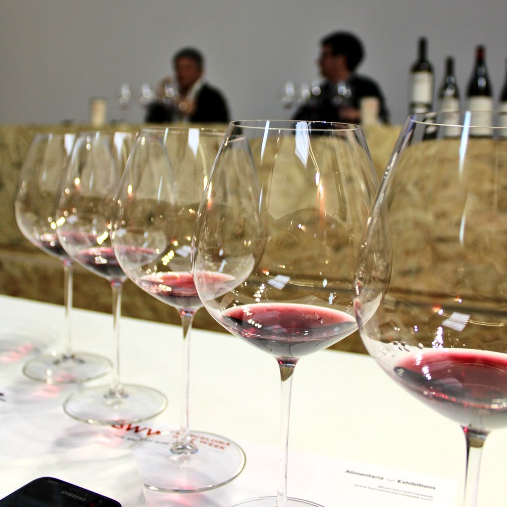 “Tres tierras, infinitas realidades" Una clase maestra sobre la importancia del territorio y la identidad de un vino, explicada desde la sencillez por dos grandes: Álvaro y Ricardo Palacios. Una cata llena de conocimiento y emoción. 🙏🏻 <a href="/bcnwineweek/">Barcelona Wine Week</a> #BarcelonaWineWeek #winelovers