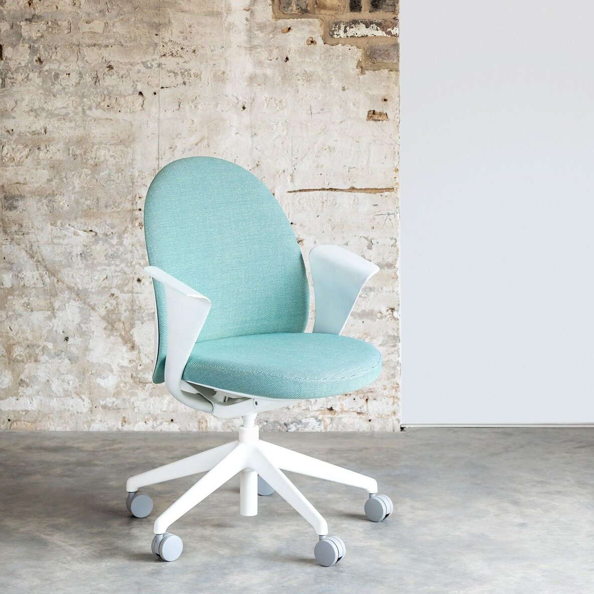 LookerOfficeRD's tweet image. Eeny 👀 Meeny 👀 Miny 👀 Mo 😍 This chair sets our hearts aglow! In essence, we believe that Essa is a pleasure to look at, to touch and to use. #teknion #essachair #taskchair #pearesonllyod #officechair #officeinspo #wfhjobs