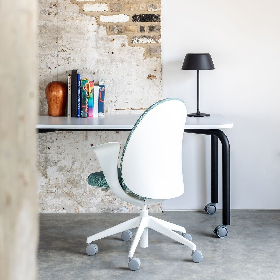 LookerOfficeRD's tweet image. Eeny 👀 Meeny 👀 Miny 👀 Mo 😍 This chair sets our hearts aglow! In essence, we believe that Essa is a pleasure to look at, to touch and to use. #teknion #essachair #taskchair #pearesonllyod #officechair #officeinspo #wfhjobs