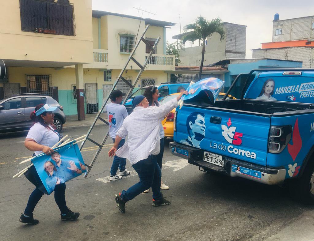 JorgeVelezVelez's tweet photo. @ceci_Ecuador @MashiRafael @marcelaguinaga Esta mañana nuestra Prefecta electa @marcelaguinaga salió a las calles de #Guayaquil para retirar su publicidad. Un verdadero cambio!
¡Esa es la pinta que #Guayas quería! 🫶🏼

 @GuayasConMarce @AlfonsoAlban @Schina5martinez @aciudadana_ec  @bosscec @AlmaMiaEcu https://t.co/Gf6UoF22Sx
