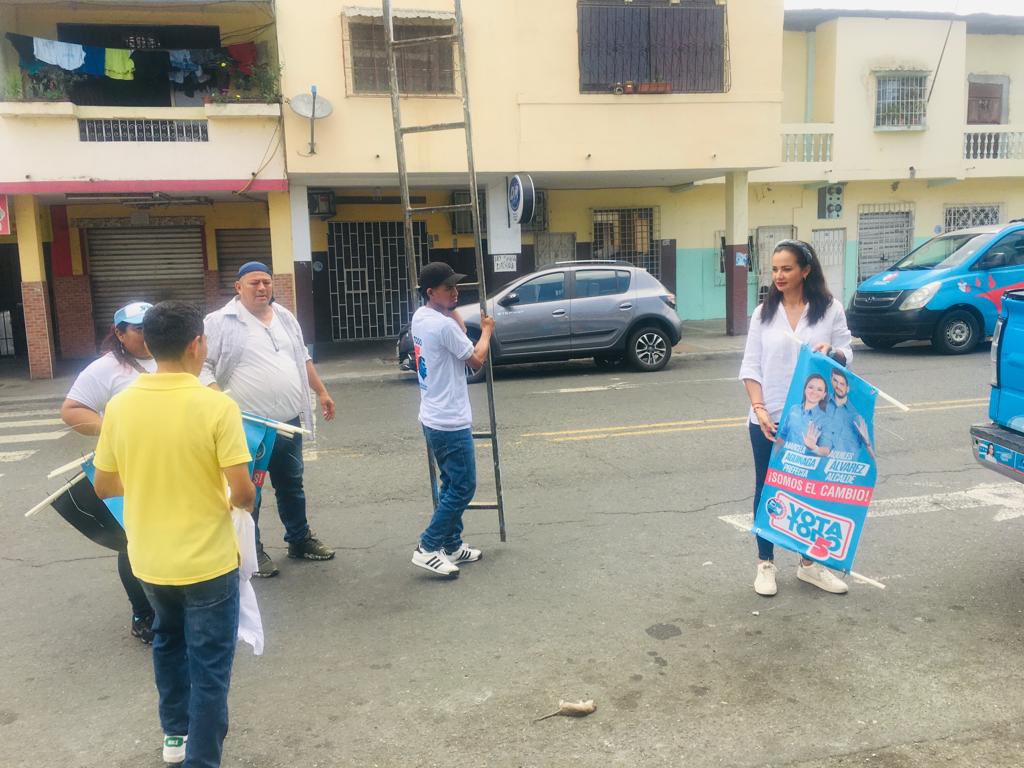 JorgeVelezVelez's tweet photo. @ceci_Ecuador @MashiRafael @marcelaguinaga Esta mañana nuestra Prefecta electa @marcelaguinaga salió a las calles de #Guayaquil para retirar su publicidad. Un verdadero cambio!
¡Esa es la pinta que #Guayas quería! 🫶🏼

 @GuayasConMarce @AlfonsoAlban @Schina5martinez @aciudadana_ec  @bosscec @AlmaMiaEcu https://t.co/Gf6UoF22Sx