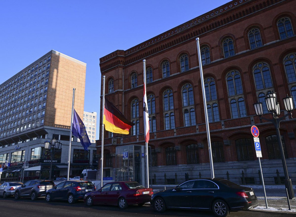 Almanya Berlin'de, depremzedelerle dayanışma için bayraklar yarıya indi. #deprem #almanyahaber #Erdbeben