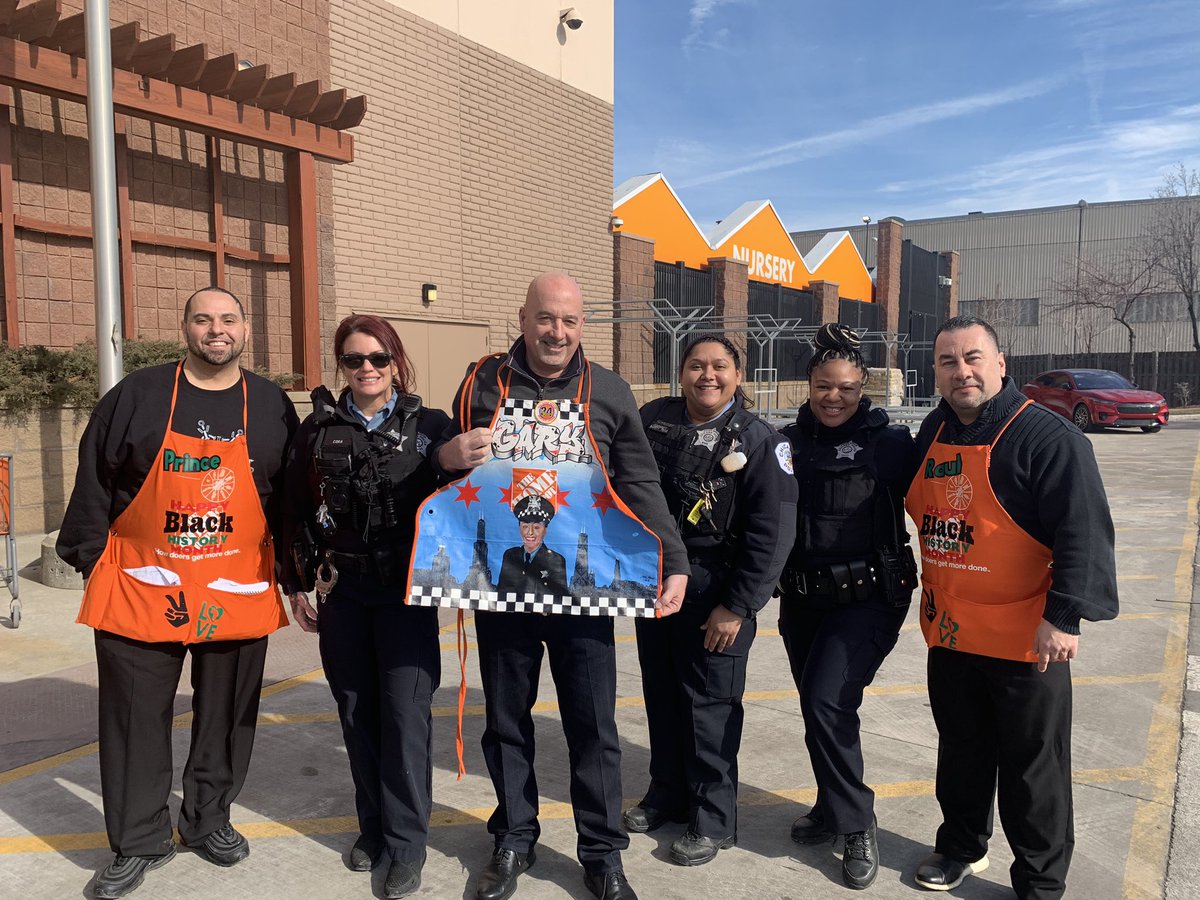 What a pleasant surprise today, while walking with Gary DM, we were surprised by Chicago’s finest!  Thank you all for what you do! #CPDCitywideCommunitySafetyTeam <a href="/D65Hutch/">Gary Hutchinson</a> <a href="/LilyGSV/">Lydia Garcia</a> @LemmaTony