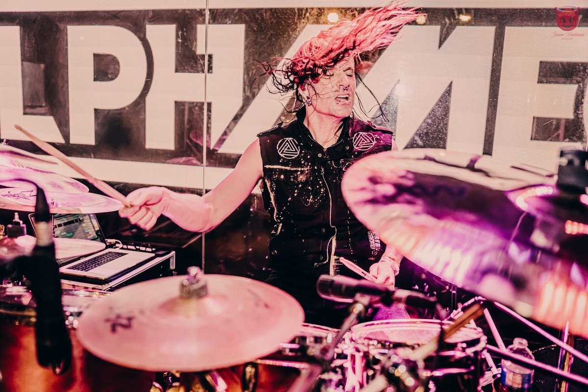 chrissydrums's tweet photo. I hope you crush your day!
@alphamegamusic
📸 @JamieKPhoto
#ALPHAMEGA #DRUMS #DRUMMER #CHRISSYWARNER #promarkdrumsticks #sabiancymbals #gretschdrums #evansdrumheads #gibraltarhardware #IuseUE https://t.co/xjR2LfTtZV