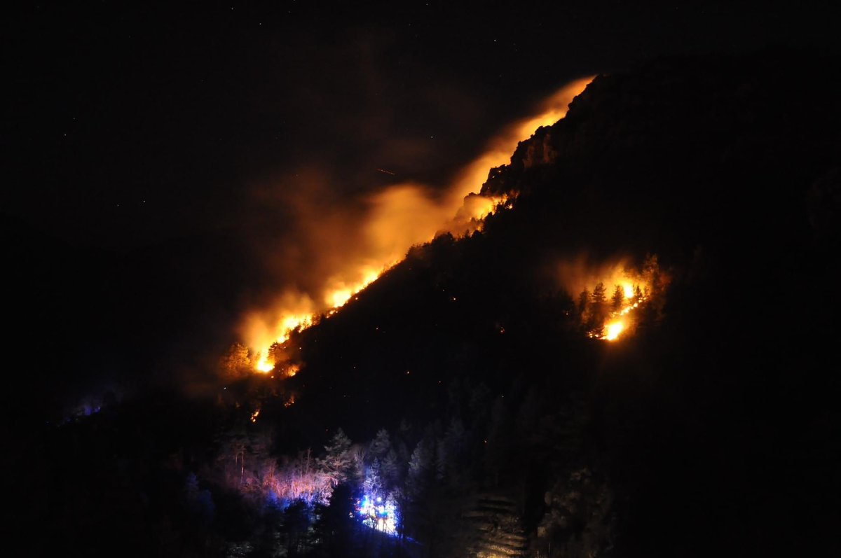 MeteoCotedAzur's tweet photo. 🔴🔥 #InfoIncendie
 08/02/2023 à 19h55 : Incendie en cours à #LaBrigue(06) dans la vallée de la #Roya(06). Le secteur est #SanBastian vers Vallée des #Prés. Soyez vigilants dans le secteur et courage aux pompiers ! 

 📸 Reportage photo par Cyril Darius. #Nice06 https://t.co/6A8CWC2TpK