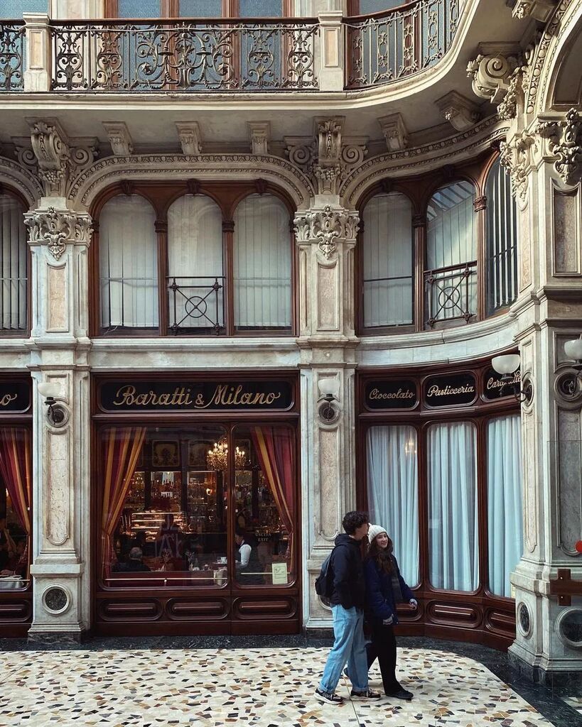 📍Galleria Subalpina 

I torinesi lo sanno bene: se si vuole fare colpo su qualcuno, non c'è luogo migliore di questo per riempirsi gli occhi di bellezza.

📷 foto di @_marco_t_
🔍 selezionato da @_gabriellabruzzone

#⃣ usa #igerstorino #instagramerstorino #humansofturin e tagg…