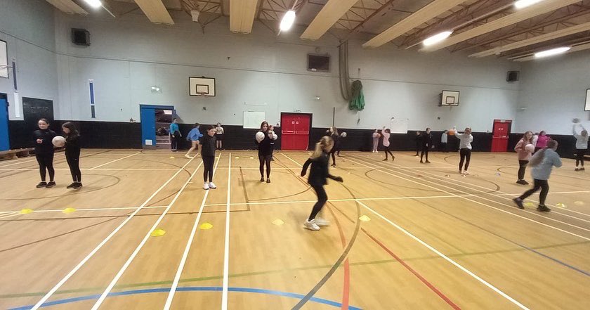 ActiveSchAngus's tweet photo. ⭐️ Great start P6-7 MHS #Netball Cohort 2 Wed 5-6pm Thank you to Janice @tntnetballclub MrsMcInally @Grange & Millie @MonihighPE for giving your time to make this happen 🙏#VolunteersMakeSportHappen #BeActiveBeWell #NewOpportunities @MonifiethHWB @MonifiethHigh @AngusNetball ⭐️ https://t.co/8qgMQQqP1i