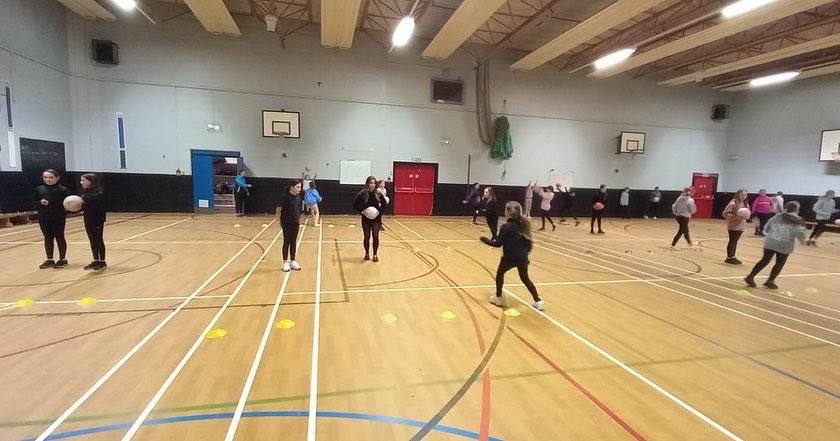 ActiveSchAngus's tweet photo. ⭐️ Great start P6-7 MHS #Netball Cohort 2 Wed 5-6pm Thank you to Janice @tntnetballclub MrsMcInally @Grange & Millie @MonihighPE for giving your time to make this happen 🙏#VolunteersMakeSportHappen #BeActiveBeWell #NewOpportunities @MonifiethHWB @MonifiethHigh @AngusNetball ⭐️ https://t.co/8qgMQQqP1i