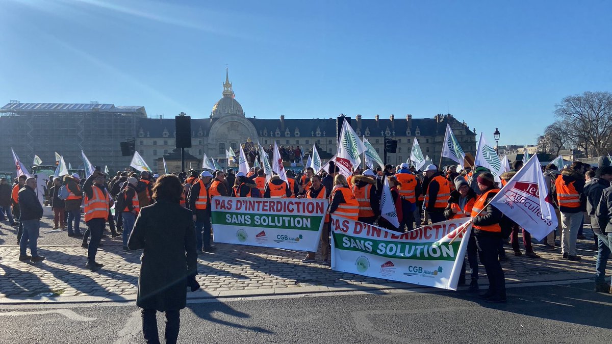 JA_IDF's tweet photo. Un grand merci à tous d’avoir été présents et nombreux pour cette journée de mobilisation 

622 🚜 dans Paris en quelques images !

Merci à tous pour cette journée 
#sauvetonpaysan https://t.co/BJF1FT0ffs
